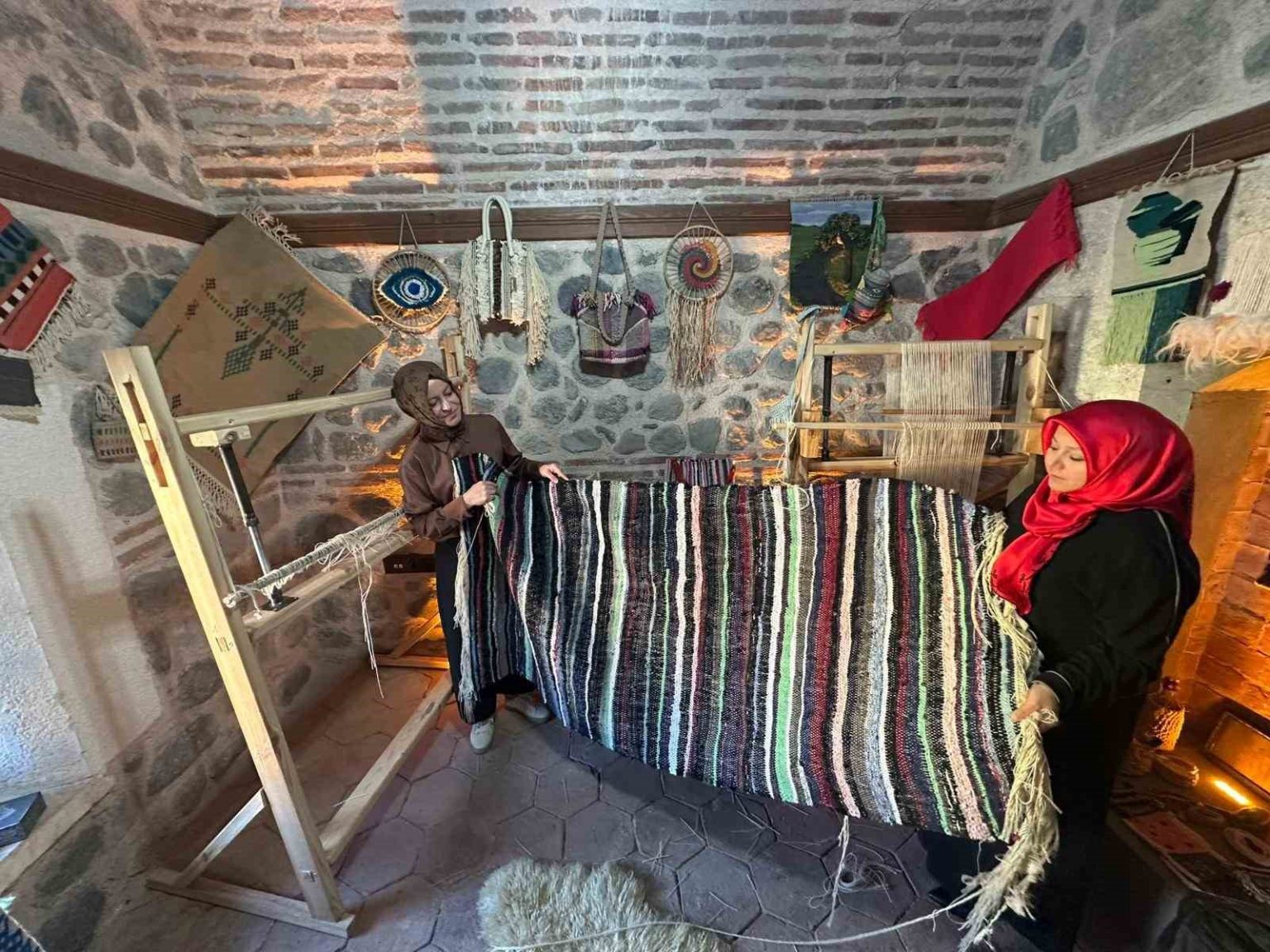 cope-gidecek-malzemeler-onun-ellerinde-geleneksel-kilime-donusuyor