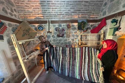 cope-gidecek-malzemeler-onun-ellerinde-geleneksel-kilime-donusuyor