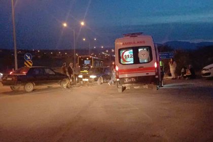 corumda-iki-otomobil-carpisti-1-yarali