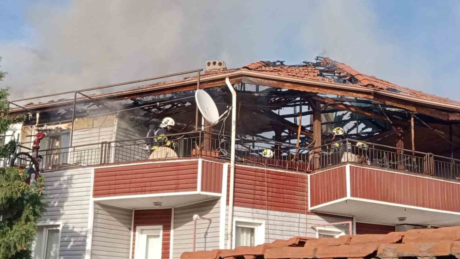 denizlide-bir-binanin-catisindan-baslayan-yangin-korkuttu-5-kisi-ekipler-tarafindan-kurtarildi