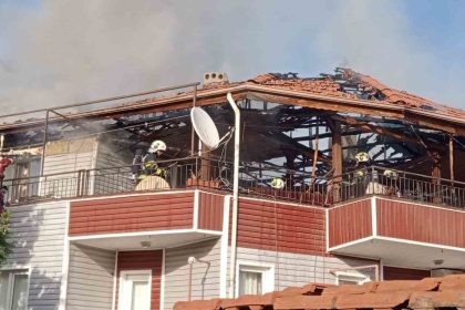 denizlide-bir-binanin-catisindan-baslayan-yangin-korkuttu-5-kisi-ekipler-tarafindan-kurtarildi