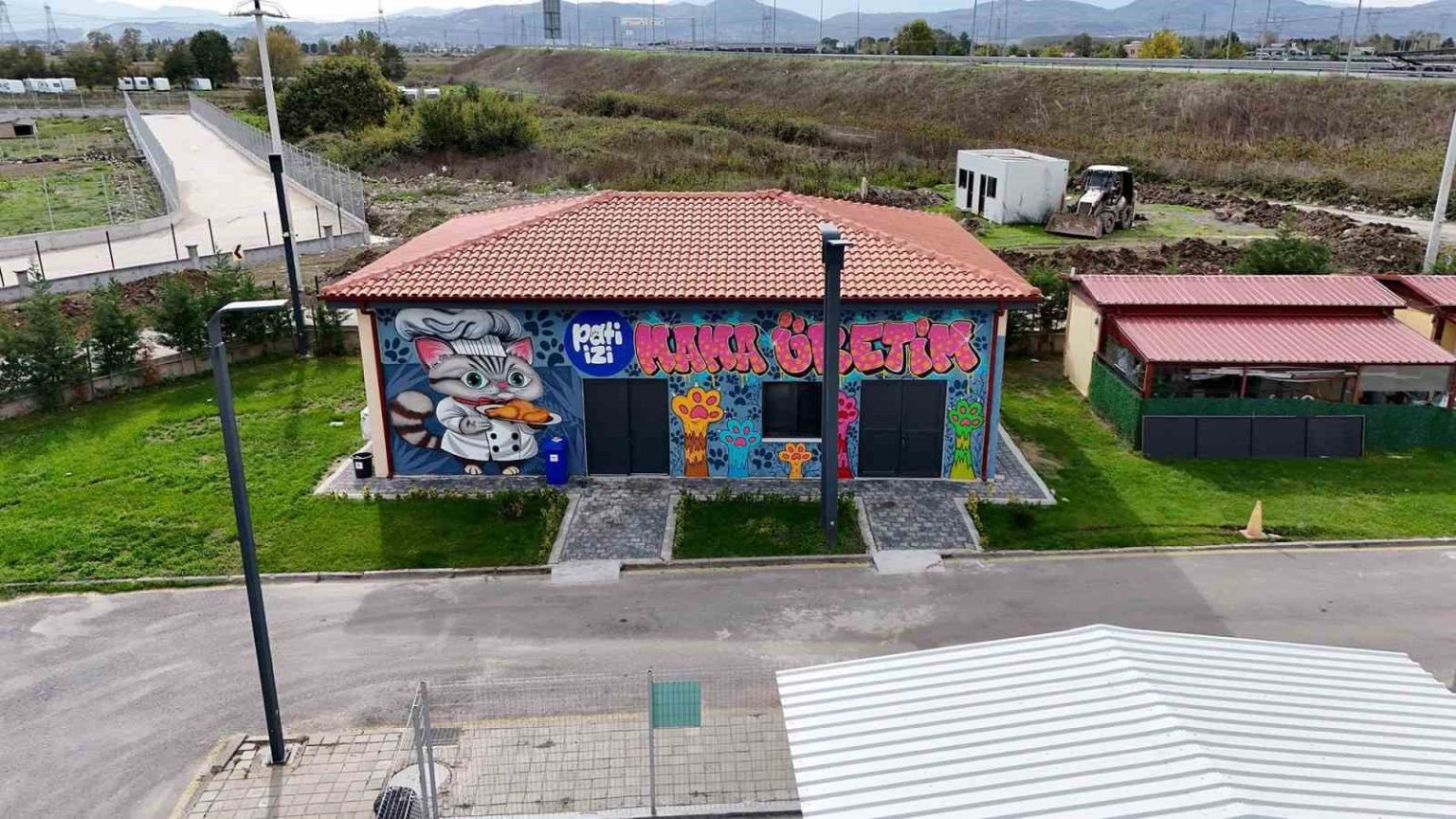 dogal-yasam-kampusunde-yemek-atiklari-mamaya-donusuyor