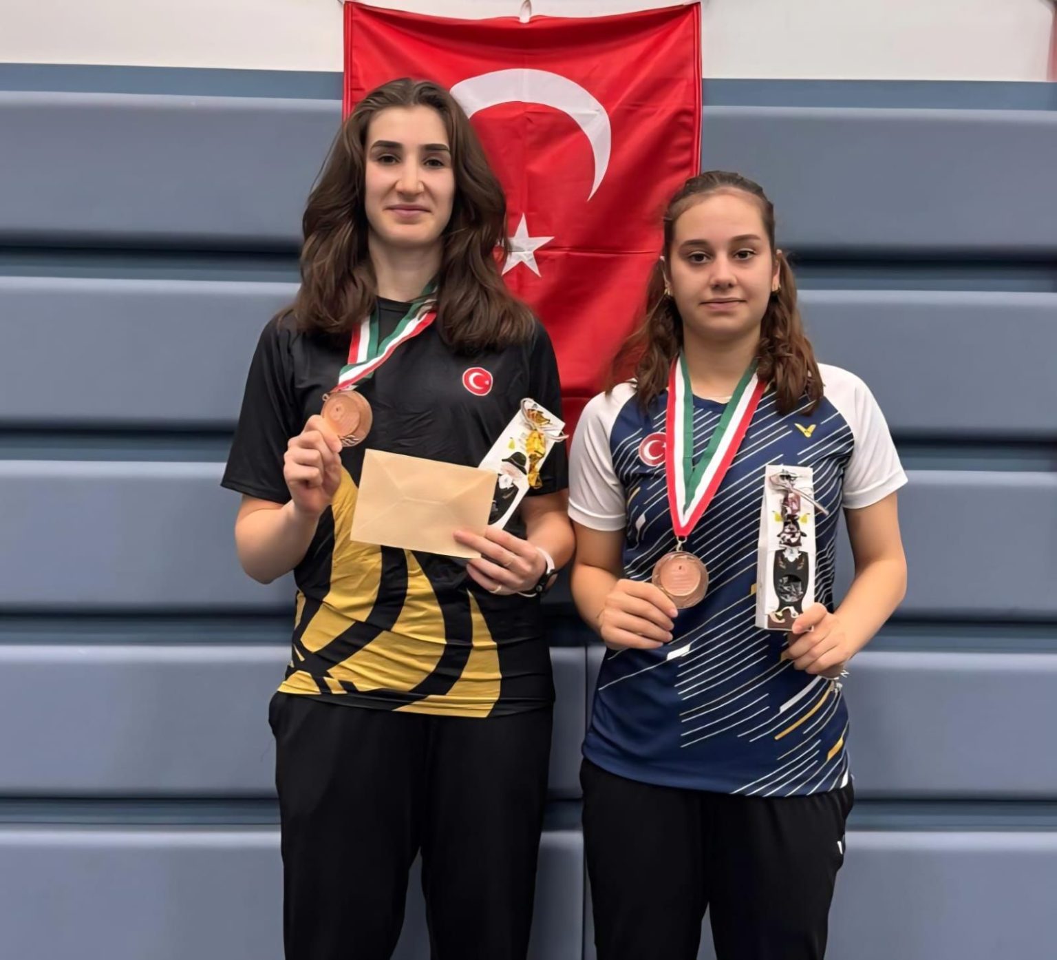 erzincanli-badmintonculardan-macaristanda-cifte-bronz-madalya