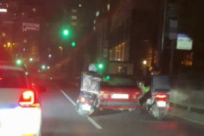 eyupsultanda-arizalanan-otomobili-motokuryeler-ayaklariyla-itti