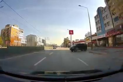 freni-bosalan-minibus-uc-seritli-yola-indi-kamyonet-surucusu-kazadan-kil-payi-kurtuldu