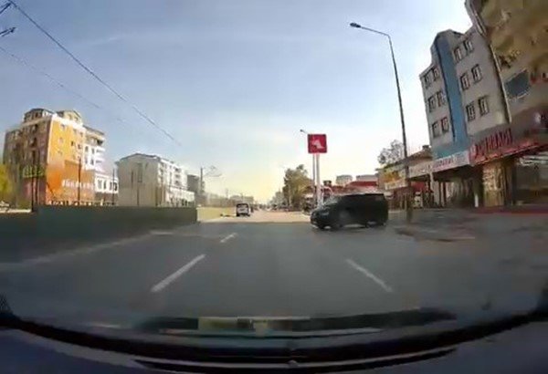 freni-bosalan-minibus-uc-seritli-yola-indi-kamyonet-surucusu-kazadan-kil-payi-kurtuldu