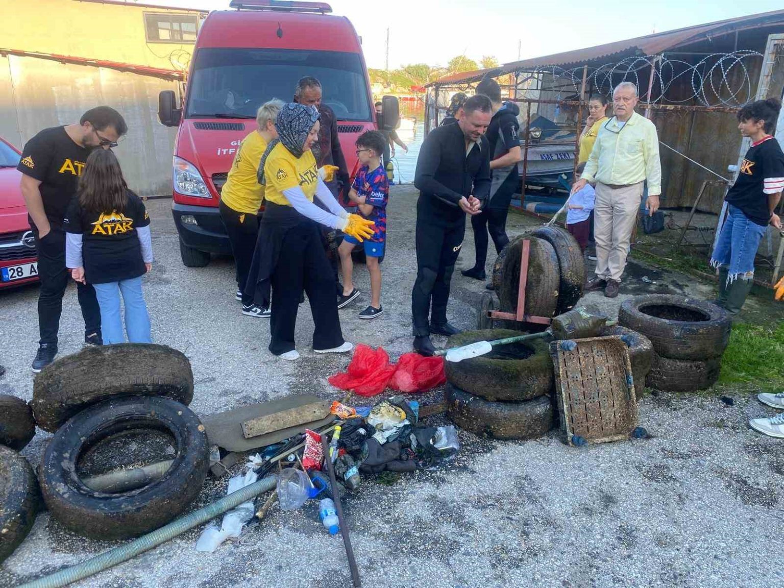 gonulluler-deniz-tabanini-temizledi-cikanlar-sasirtti