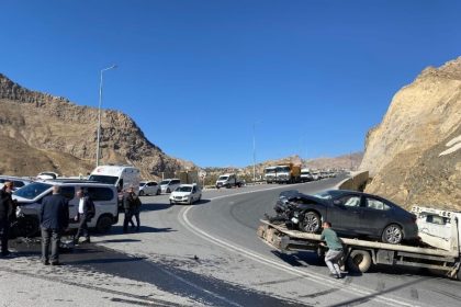hakkari-van-karayolunda-trafik-kazasi-3-yarali