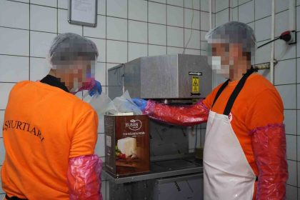 hukumluler-hem-meslek-ediniyor-hem-ureterek-ekonomiye-katki-sagliyor-ayda-300-ton-sut-isleniyor