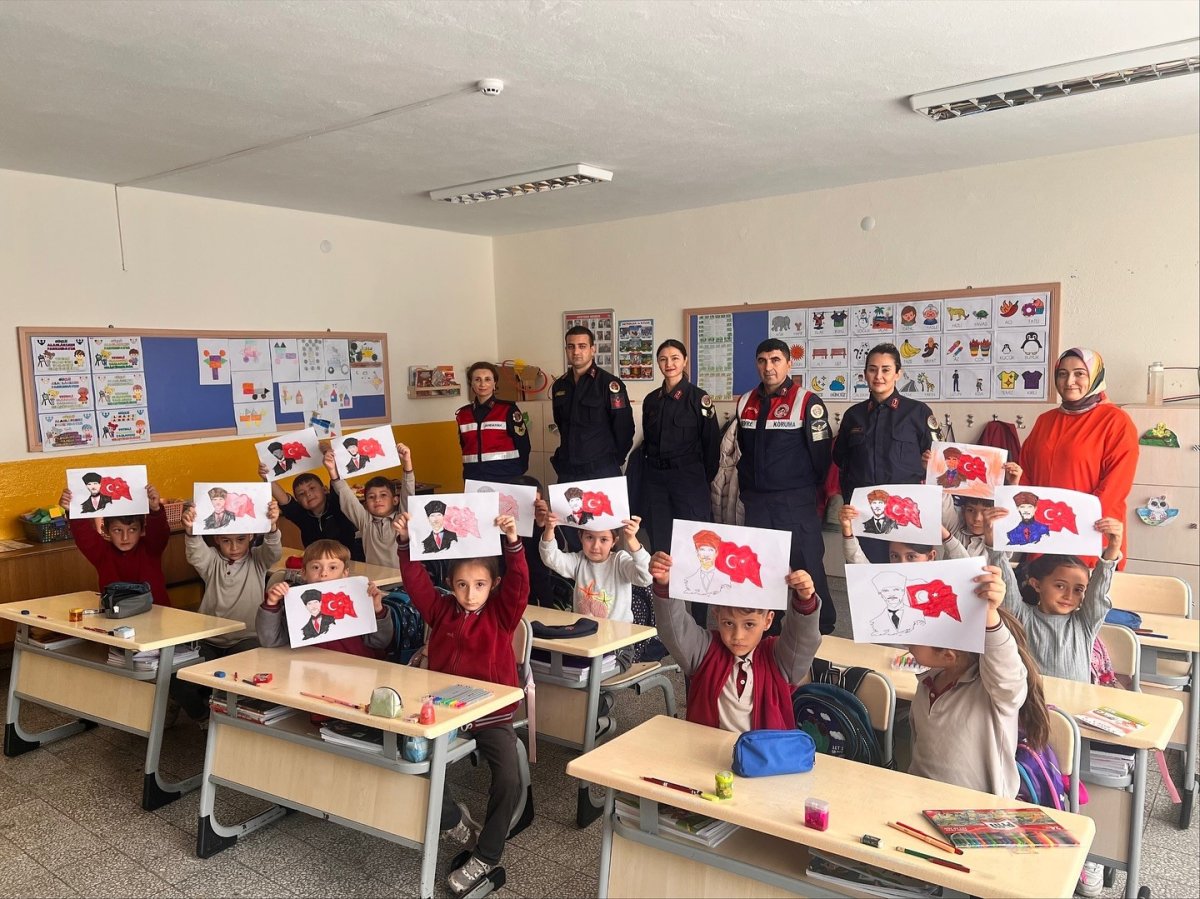 jandarmadan-ogrencilere-guvenli-gelecek-egitimi