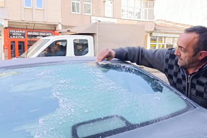 kars-buz-kesti-arac-camlari-dondu