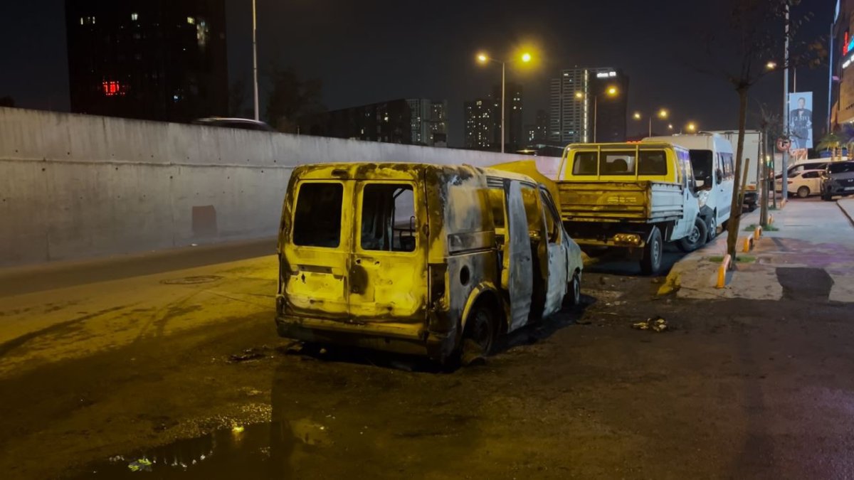 kucukcekmecede-hafif-ticari-arac-alev-alev-yandi