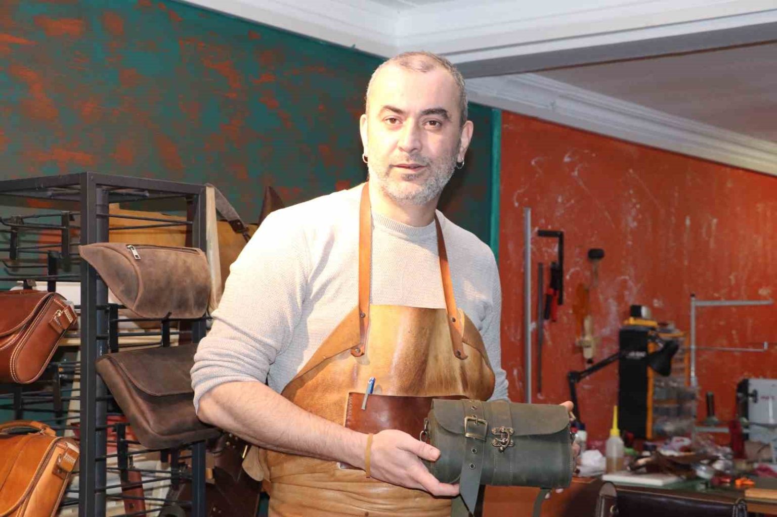 kurumsal-hayati-birakip-huzuru-actigi-deri-atolyesinde-buldu