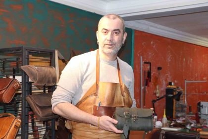 kurumsal-hayati-birakip-huzuru-actigi-deri-atolyesinde-buldu