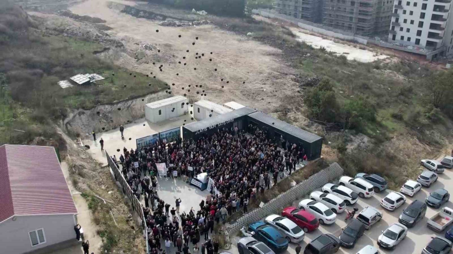 magdurlar-gokyuzune-siyah-balon-birakti