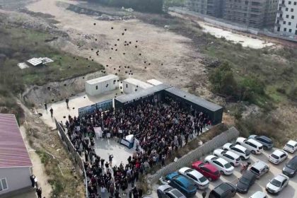 magdurlar-gokyuzune-siyah-balon-birakti