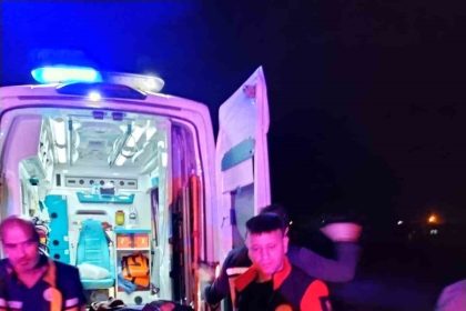 mardinde-devrilen-otomobildeki-3-kisi-yaralandi