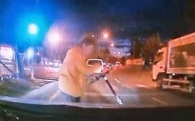 mersinde-kaza-ucuz-atlatildi-saniyelerle-olumden-dondu