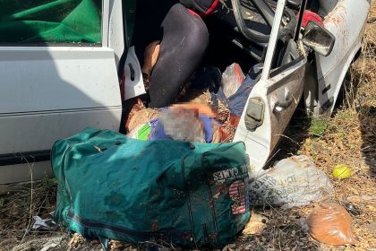 otomobil-yol-kenarina-uctu-1-olu-1-agir-yarali