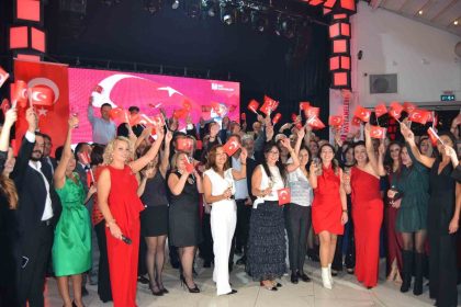 ozel-umit-hastaneleri-cumhuriyetin-102-yilini-coskuyla-kutladi