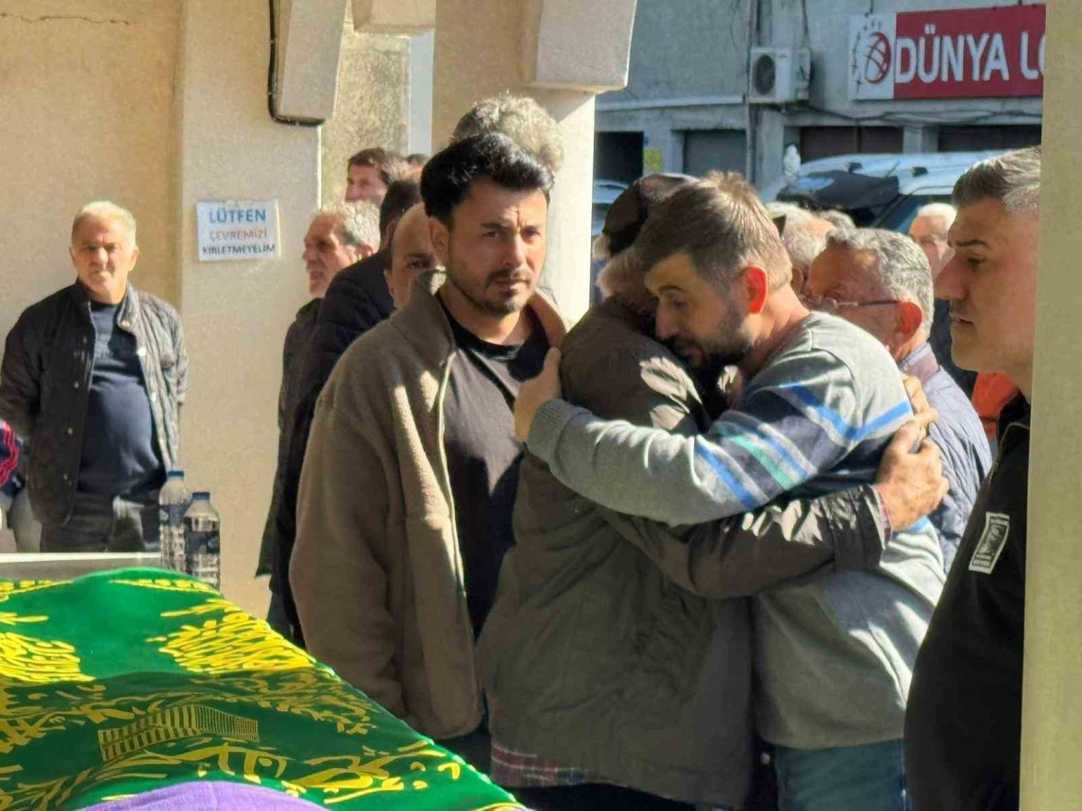 rizede-kamyonetin-carptigi-paramedik-son-yolculuguna-ugurlandi