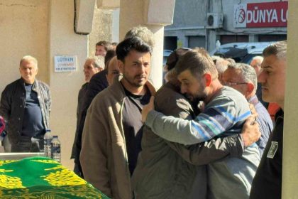 rizede-kamyonetin-carptigi-paramedik-son-yolculuguna-ugurlandi