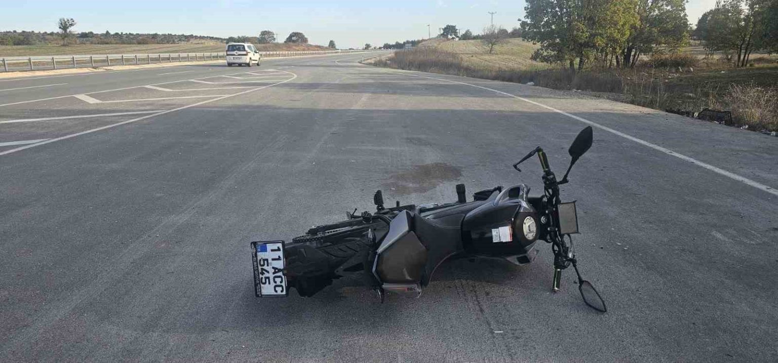 seyir-halindeki-motosiklet-onune-cikan-kopege-carpti-2-yarali