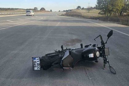 seyir-halindeki-motosiklet-onune-cikan-kopege-carpti-2-yarali