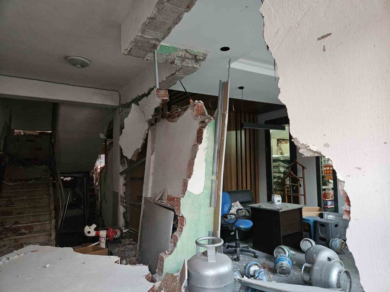 sindirgida-deprem-esnafi-olumsuz-etkiledi