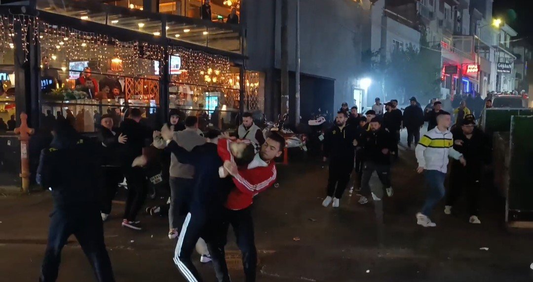 tekirdagda-birbirine-giren-taraftarlar-mahalleyi-savas-alanina-cevirdi-5-yarali