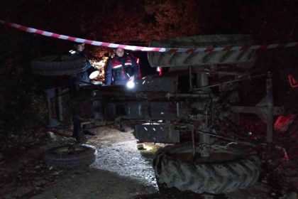 tokatta-devrilen-traktorun-surucusu-hayatini-kaybetti