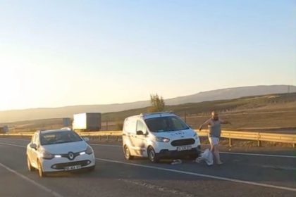 trafigi-birbirine-katti-araclarin-uzerine-atladi-cam-kirdi