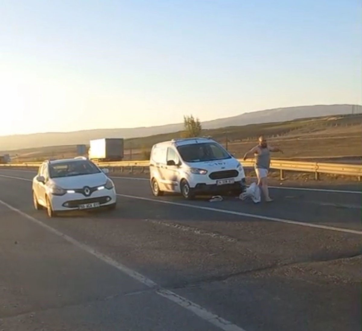 trafigi-birbirine-katti-araclarin-uzerine-atladi-cam-kirdi