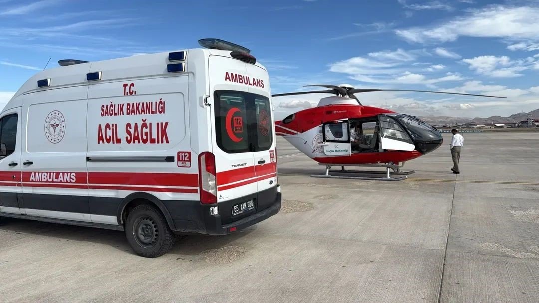 trafik-kazasinda-yaralanan-sahis-ambulans-helikopter-ile-vana-getirildi