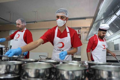 turk-kizilay-elazig-subesinden-200-ihtiyac-sahibine-sicak-yemek