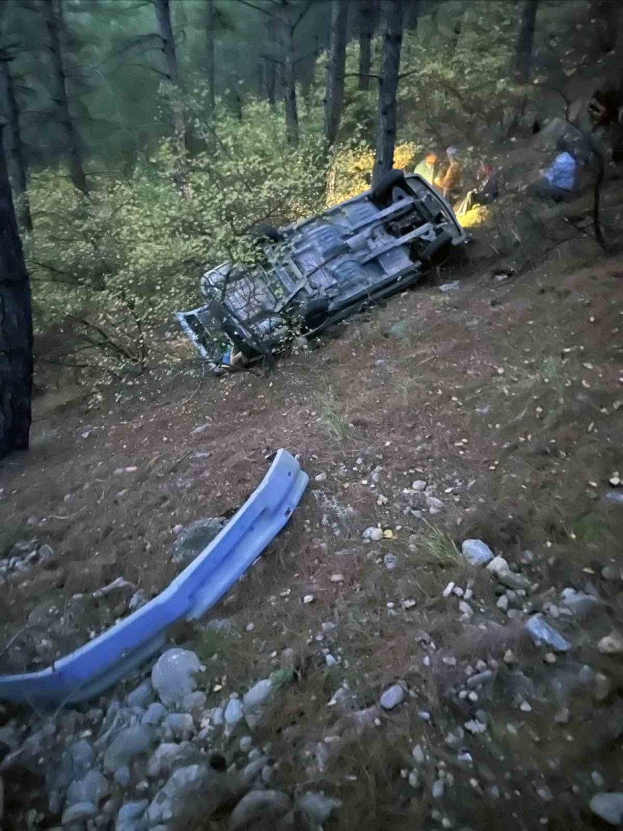 ucuruma-yuvarlanan-aractaki-vatandasi-afad-ekipleri-cikardi