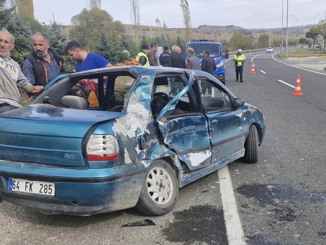 usakta-otomobil-ile-tir-carpisti-1-yarali