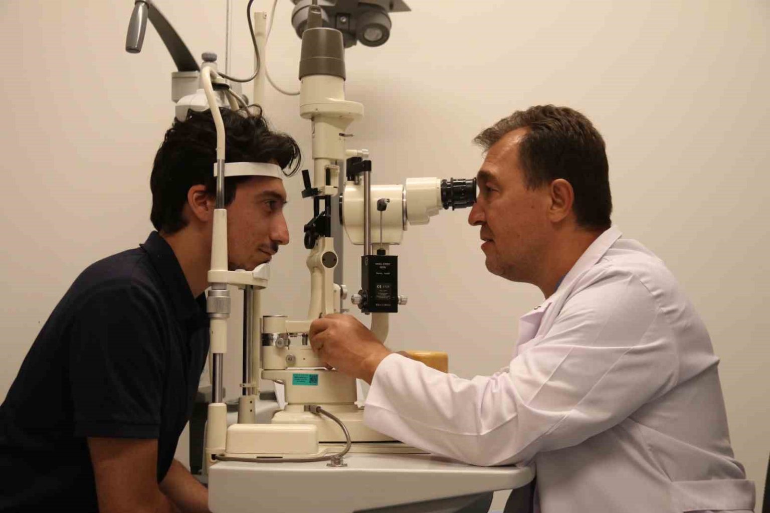 uzmanindan-uyari-2050-yilinda-dunyanin-yarisi-gozluk-kullanabilir