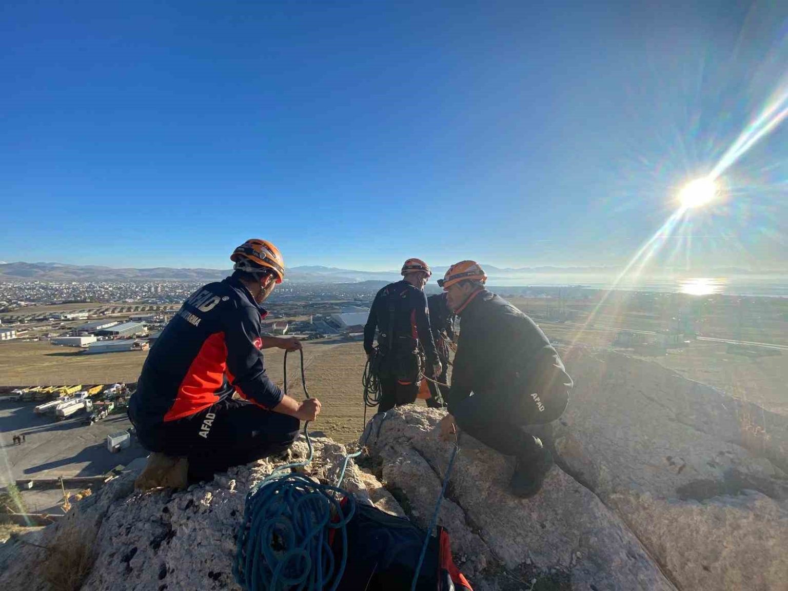 vanda-kayaliklarda-mahsur-kalan-sahis-kurtarildi