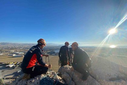 vanda-kayaliklarda-mahsur-kalan-sahis-kurtarildi