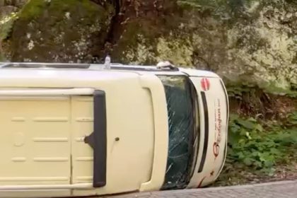 yedigoller-milli-parkinda-minibus-devrildi