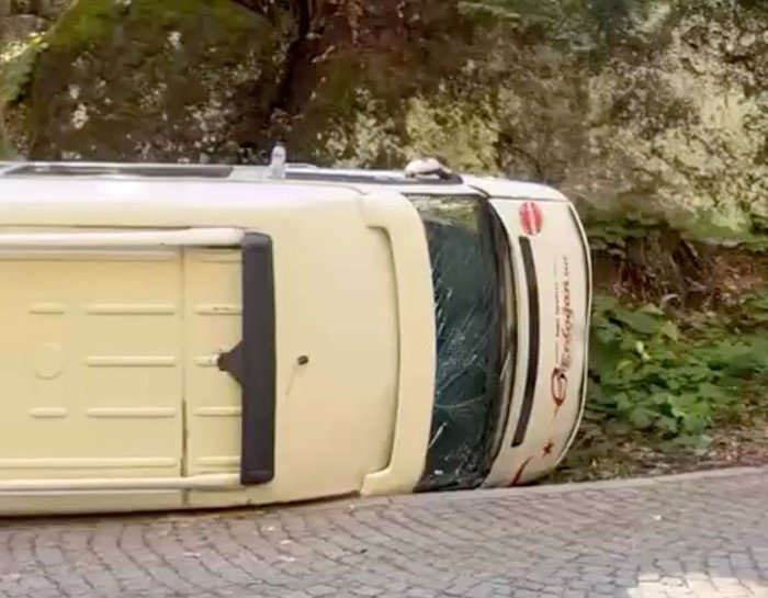 yedigoller-milli-parkinda-minibus-devrildi