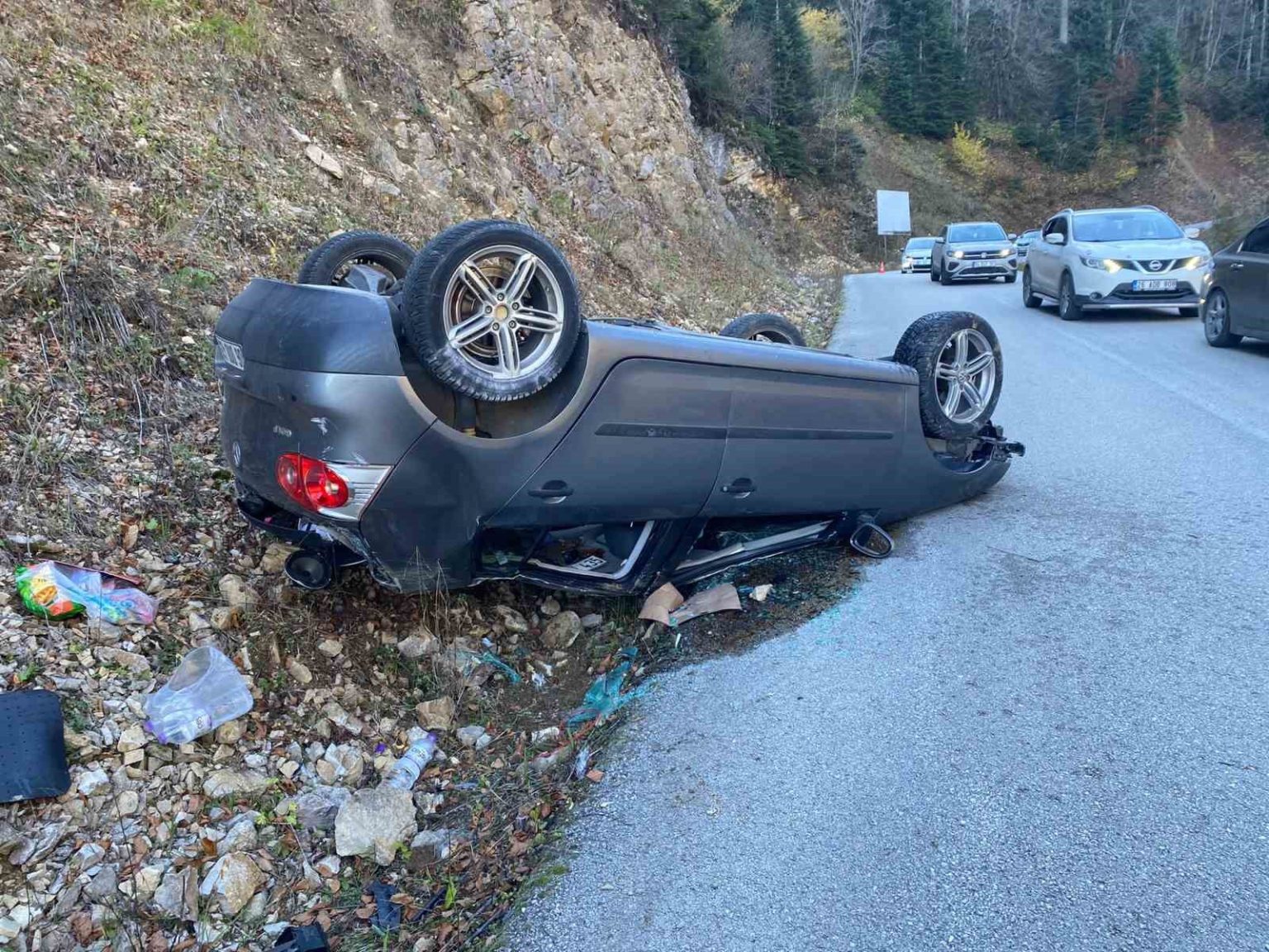 yedigollerde-gizli-buzlanma-otomobili-tepetaklak-yapti-2-yarali