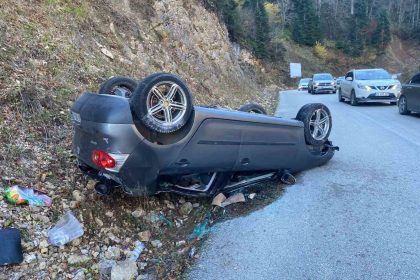 yedigollerde-gizli-buzlanma-otomobili-tepetaklak-yapti-2-yarali