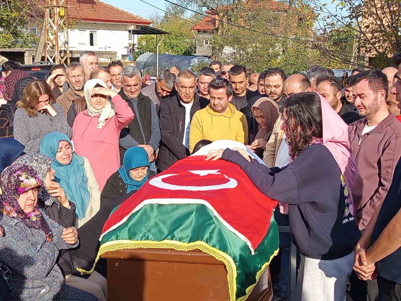 zonguldakta-kahvehane-baskininda-hayatini-kaybeden-2-kisi-topraga-verildi