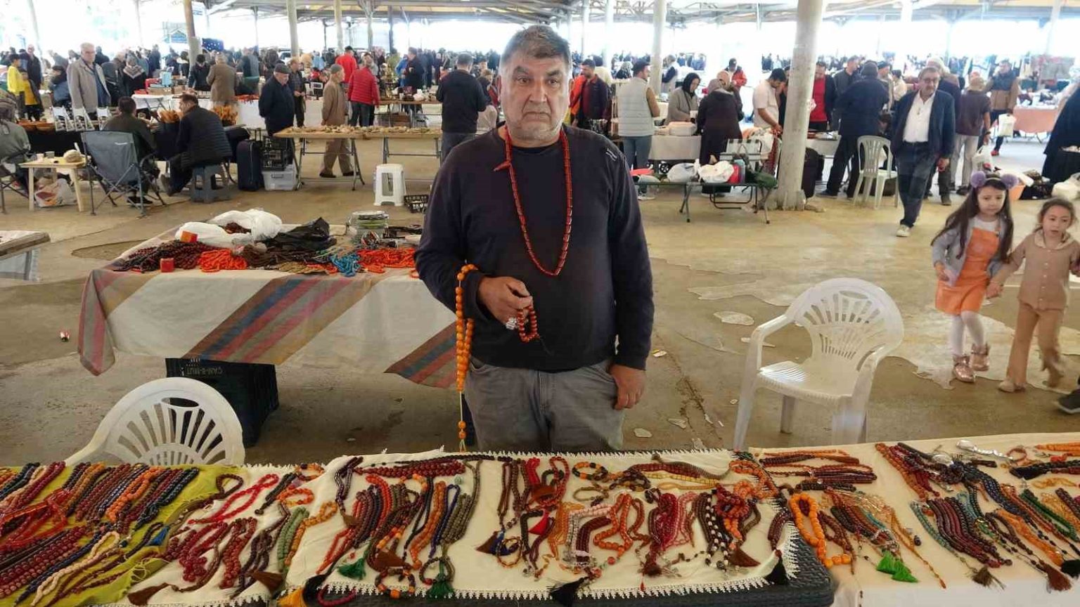 30-yildir-sehir-sehir-dolasarak-tespih-satiyor