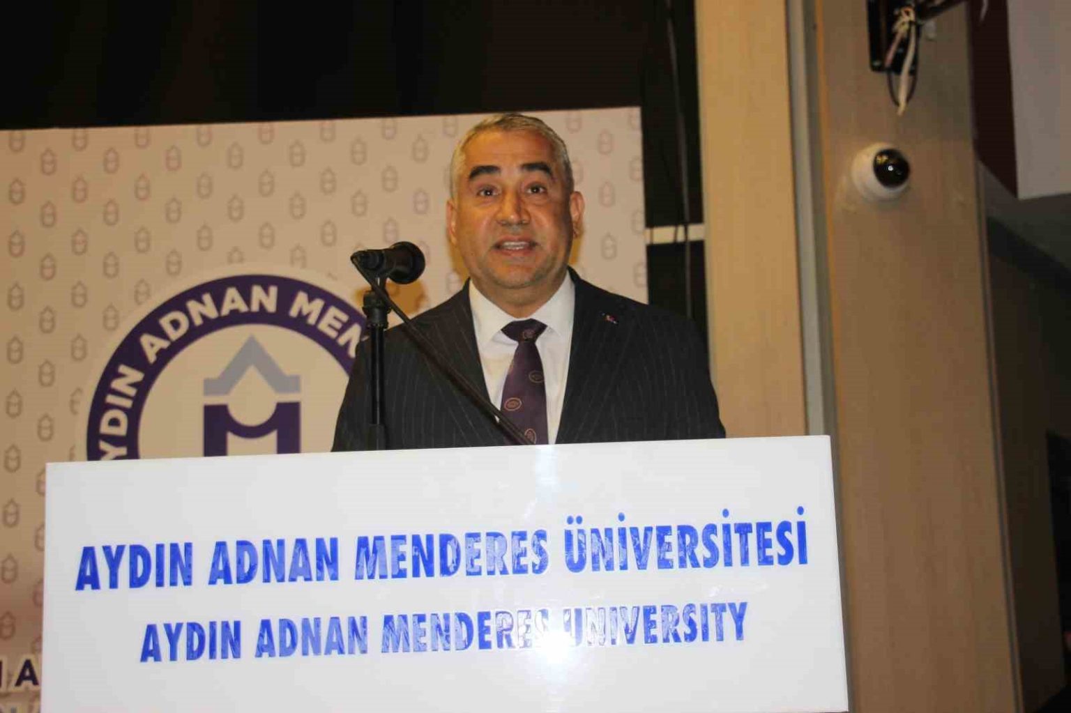 adu-rektoru-kent-2000-yili-oncesinde-insa-edilen-yapilarda-oturanlari-uyardi