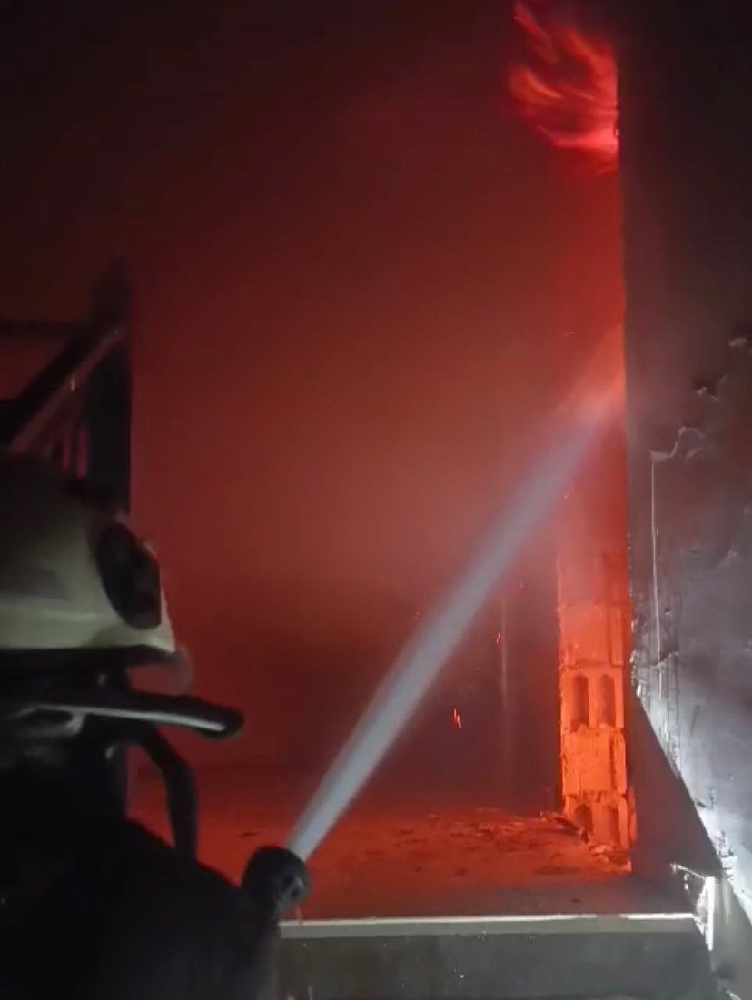 antakyada-binanin-catisi-alevlere-teslim-oldu