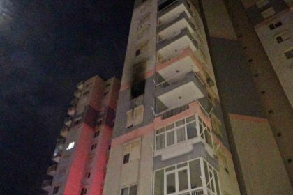 antalyada-15-katli-binadaki-daire-alev-alev-yandi-1-yarali
