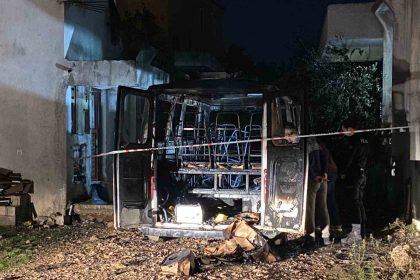 antalyada-park-halindeki-minibus-alev-alev-yandi